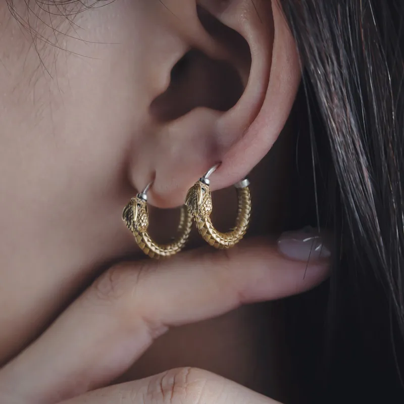 Argollas de oro trenzadas en la oreja