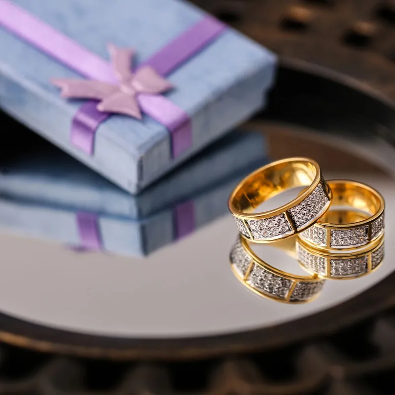 Par de argollas de matrimonio en oro con detalle de diamantes