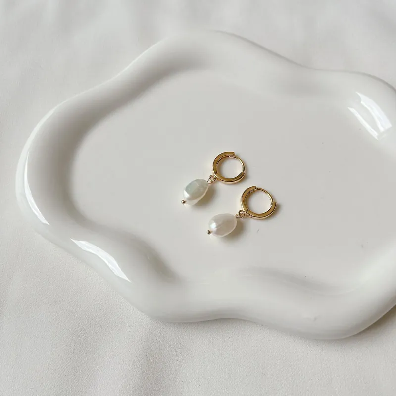 Aros de oro con perla de río