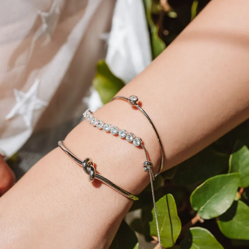 Pulseras de plata con brillantes en la muñeca