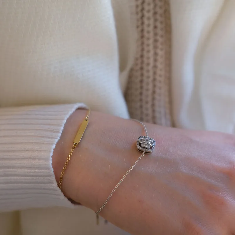 Pulsera fina de oro con roseta de brillantes