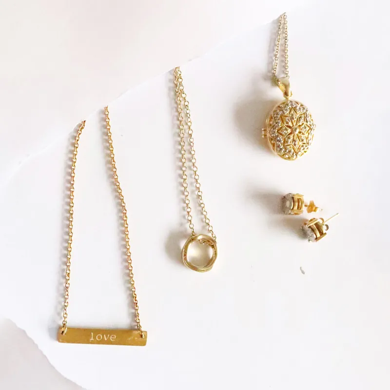 Collares de oro con dijes y aros a juego